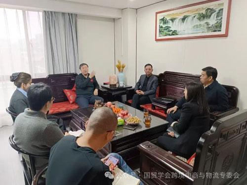 跨境電商與物流專(zhuān)業(yè)委員會(huì)負(fù)責(zé)人高翔與河南路通國(guó)際經(jīng)貿(mào)集團(tuán)李鋼偉董事長(zhǎng)會(huì)面,共商行業(yè)發(fā)展新機(jī)遇